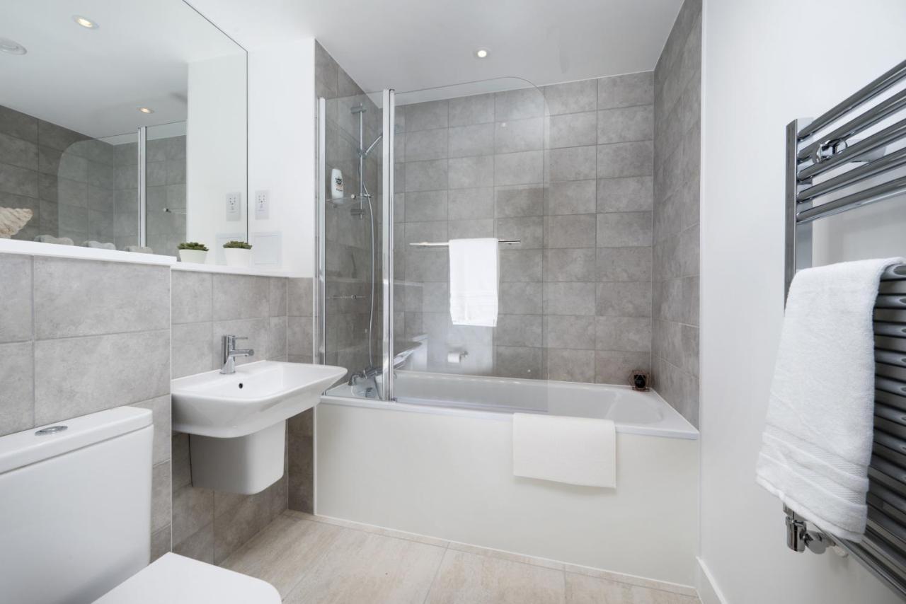 Modern Studios And Apartments At Barking Wharf In London Bagian luar foto