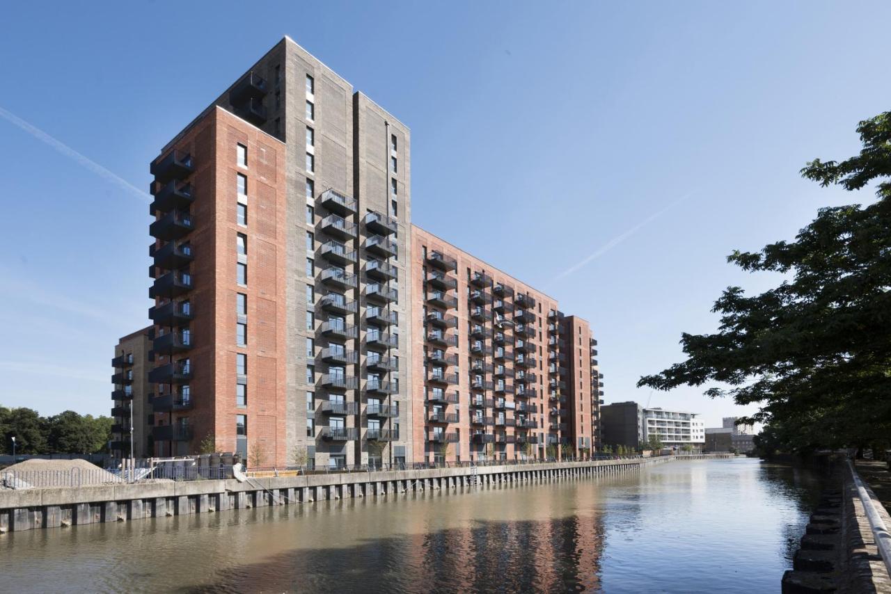 Modern Studios And Apartments At Barking Wharf In London Bagian luar foto