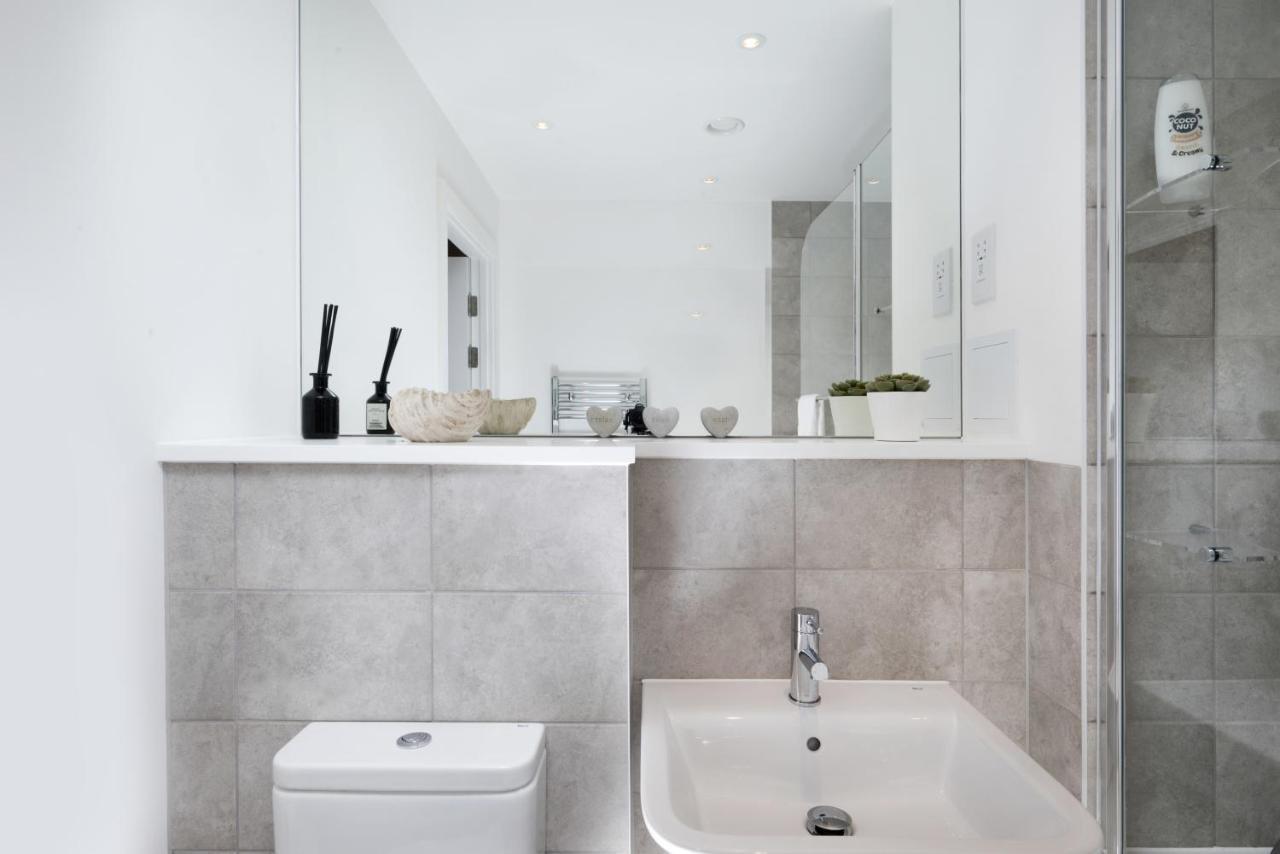 Modern Studios And Apartments At Barking Wharf In London Bagian luar foto