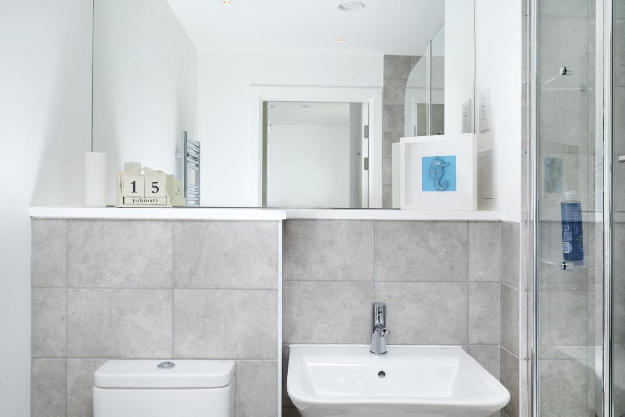 Modern Studios And Apartments At Barking Wharf In London Bagian luar foto