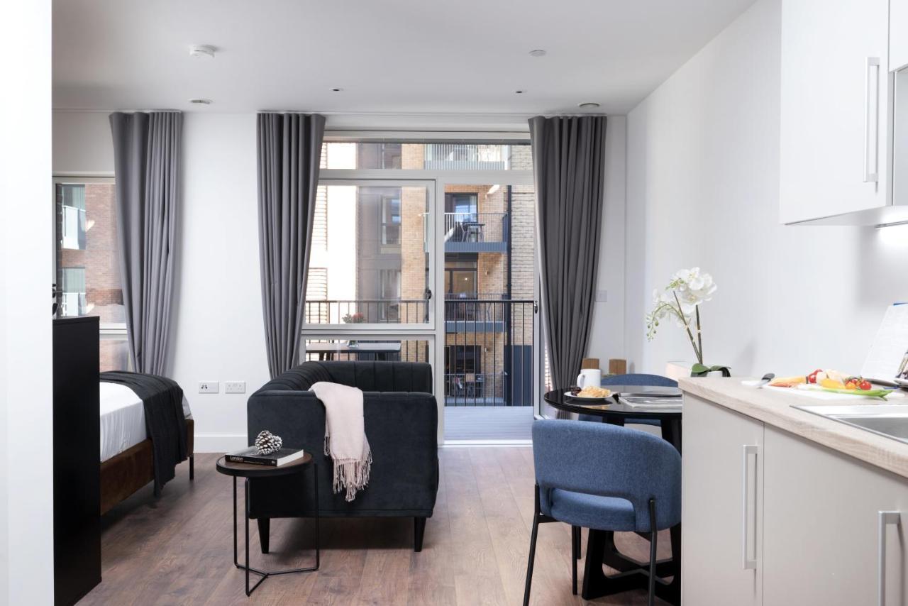 Modern Studios And Apartments At Barking Wharf In London Bagian luar foto