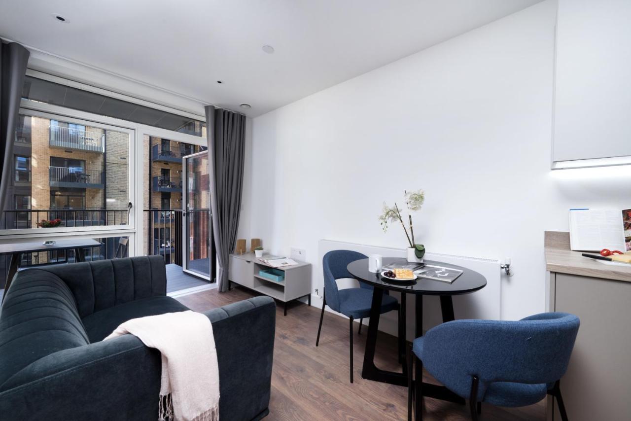 Modern Studios And Apartments At Barking Wharf In London Bagian luar foto