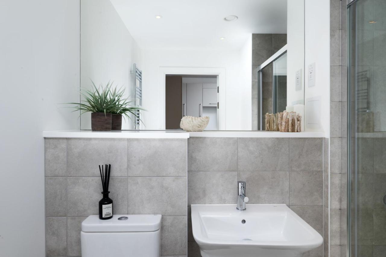 Modern Studios And Apartments At Barking Wharf In London Bagian luar foto