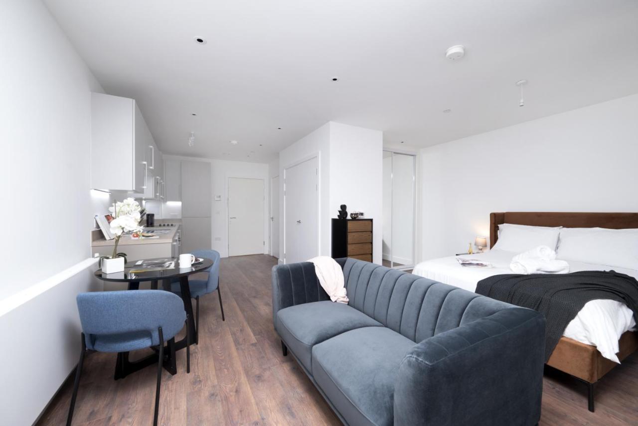 Modern Studios And Apartments At Barking Wharf In London Bagian luar foto